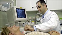 Prof. Senkal bei der Schilddrüsen Sonographie