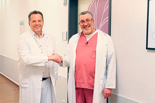  Prof. Dr. Sven Schiermeier (l.), Direktor des Zentrum für Frauenheilkunde und Geburtshilfe der St. Elisabeth Gruppe mit den Standorten Marien Hospital Witten und St. Anna Hospital Herne und Chefarzt der Frauenklinik und Geburtshilfe des Marien Hospital Witten sowie Dr. Bahman Gharavi (r.), Chefarzt der Kinder- und Jugendklinik des Marien Hospital Witten