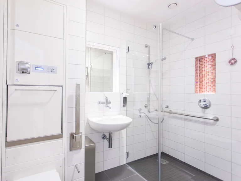 Badezimmer eines Patientenzimmers im Marien Hospital Witten
