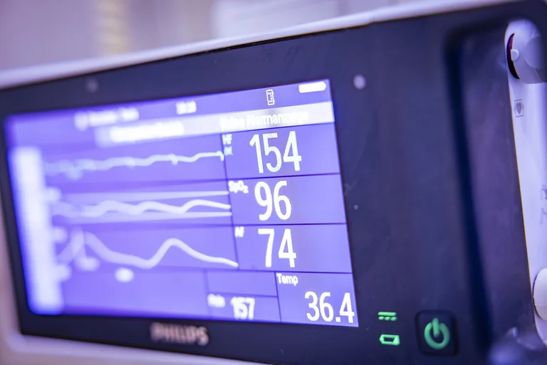 Intensivstation mit medizinischen Geräten und Monitoren