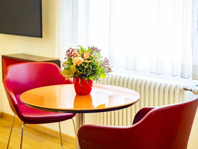 Sitzgruppe in einer der Junior-Suiten des Marien Hospital Witten.