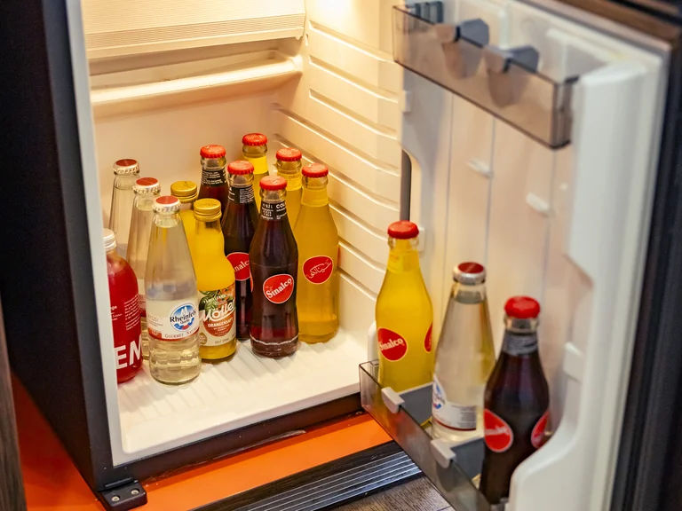 Kühlschrank mit Getränken für Wahlleistungspatienten im Marien Hospital Witten.