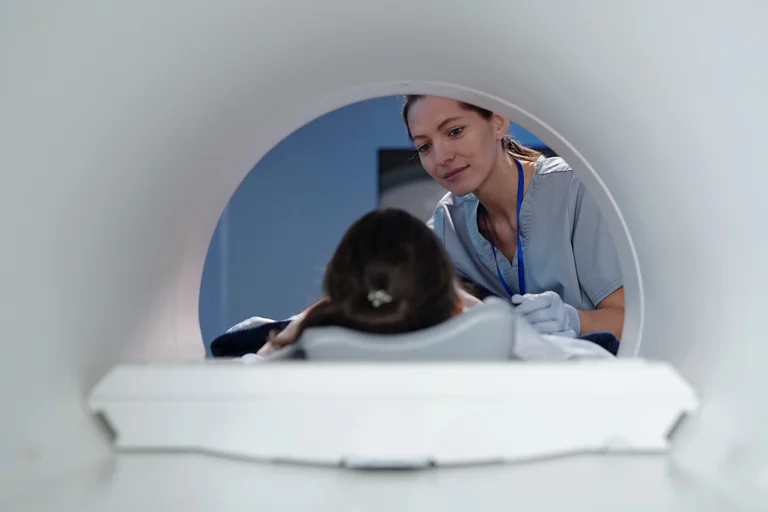 Mädchen bei der CT-Untersuchung zur Diagnose einer Tracheomalazie