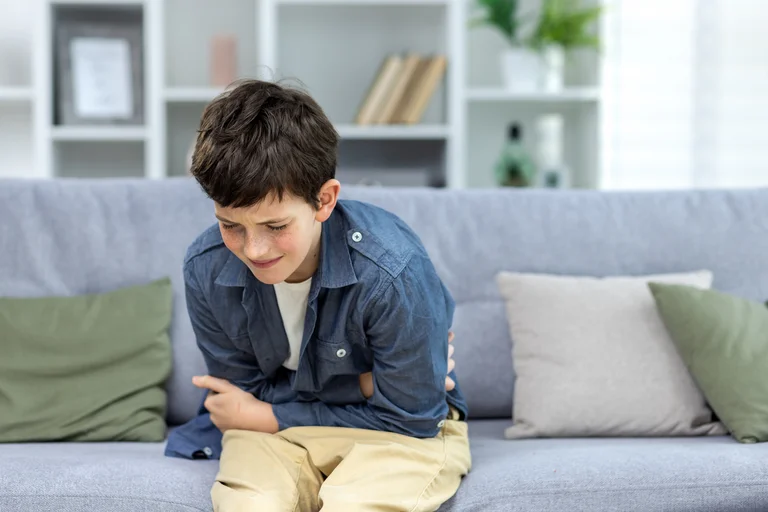 Junge mit Morbus Crohn hat Bauchschmerzen