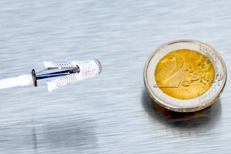 Der Mitral-Clip ist deutlich kleiner als eine 2-Euro-Münze. Er verschließt in einem minimal-invasiven Verfahren die undichte Herzklappe.