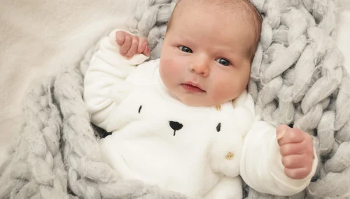 Baby mit Eisbärpullover