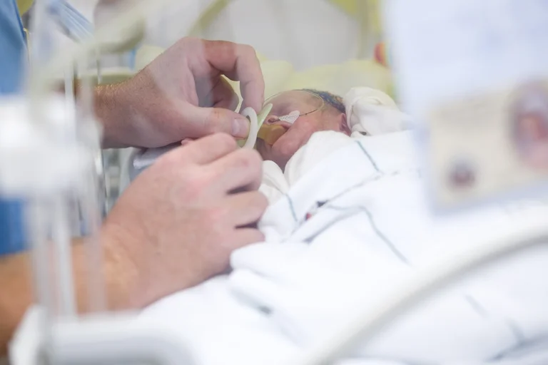 Perinatalzentrum: Baby im Inkubator