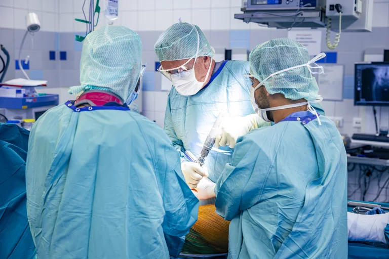 Hüft-OP: Einsatz eines künstlichen Hüftgelenks zur Behandlung von Coxarthrose