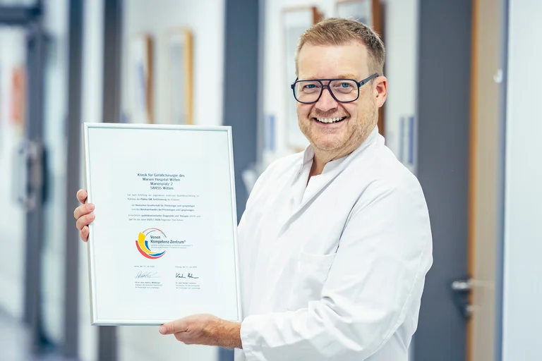 Die Klinik für Gefäßchirurgie des Marien Hospital Witten wurde 2014 durch die Deutsche Gesellschaft für Phlebologie und den Berufsverband der Phlebologen als Venen Kompetenzzentrum zertifiziert. 