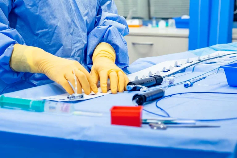 Helfen konventionelle Maßnahmen bei Bluthochdruck nicht, kann dieser auch operativ mittels renaler Denervation therapiert werden.