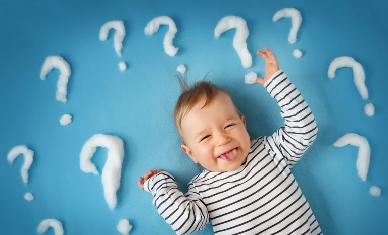 Baby auf blauem Grund mit Fragezeichen