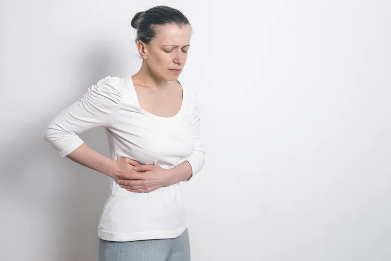 Patienten mit einer Gallenblasenentzündung leiden unter starken Schmerzen auf der rechten Bauchseite.
