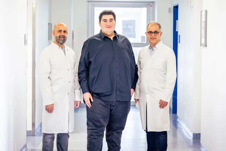 Der Patient des Adipositaszentrum Witten ein Jahr nach seiner erfolgreichen OP mit dem Team der Klinik für Allgemein- und Viszeralchirurgie. 