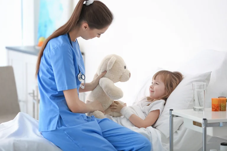 Gutartige Neubildungen und Tumoren bei Kindern sind häufiger als bösartige und umfassen z.B. Hämangiome (Blutschwämmchen), Lymphangiome (Gefäßfehlbildungen), Lipome (Fettgeschwulste) und Knochentumoren wie Osteome.