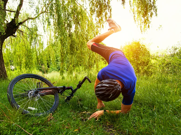 Mann fällt vom Fahrrad und bricht sich die Schulter