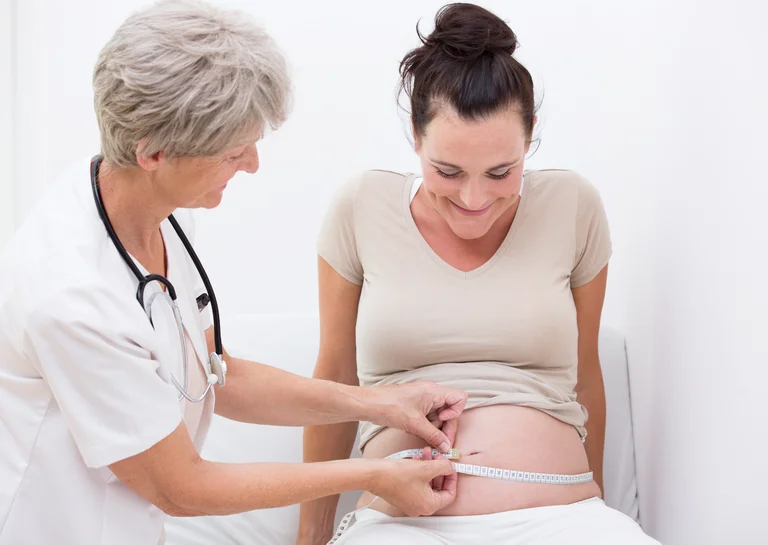 Untersuchung in der Schwangerschaft: Der Bauch einer Frau wird vermessen