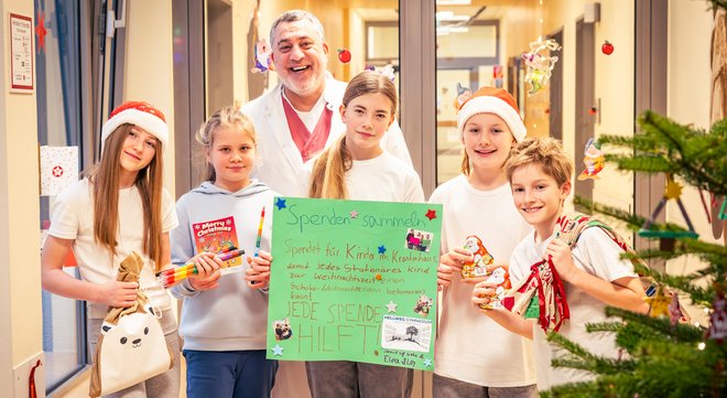 Dr. Bahman Gharavi (hinten), Chefarzt der Kinder- und Jugendklinik des Marien Hospital Witten, begrüßte die Kinder auf der Station der Kinder- und Jugendklinik (v. l . n. r.): Elea Sophie, Patientin Clara, Lilly Marie, Jamie Luis und Sönke.
