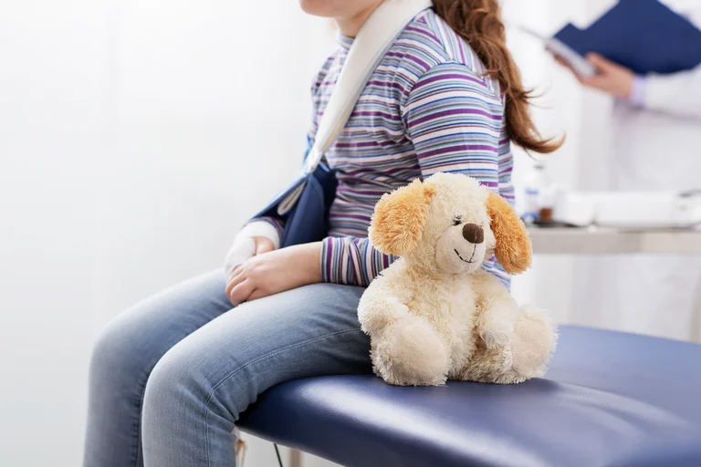 Die meisten Knochenbrüche werden mit einem Gips behandelt 