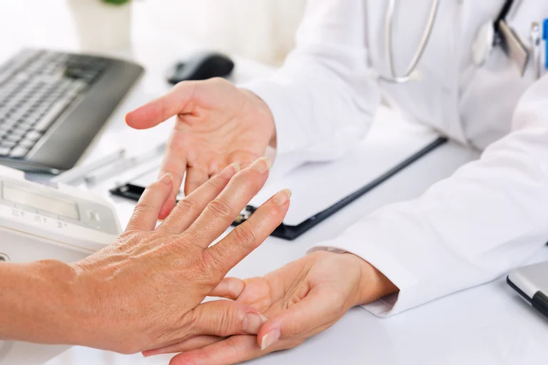 Beschwerden wie Gelenkschmerzen, Schwellungen sowie Muskel- und Knochenschmerzen ist häufig eine rheumatologische Erkrankung im Spiel.