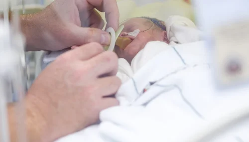 Perinatalzentrum: Baby im Inkubator