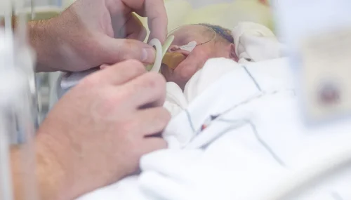 Perinatalzentrum: Baby im Inkubator