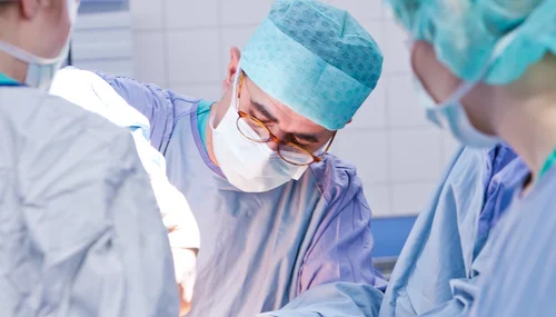 Prof. Dr. med. Metin Senkal im OP