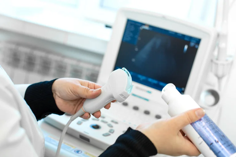 Medizinisches Fachpersonal bereitet eine Ultraschalluntersuchung vor, um Engstellen oder Verschlüsse in den Arterien sichtbar zu machen.