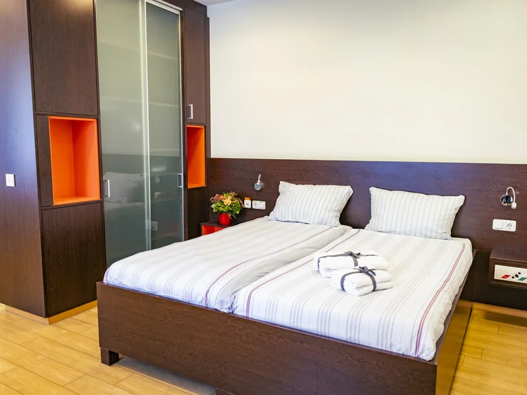 Familienbett in einer der Junior-Suiten des Marien Hospital Witten mit geräumigem Schrank.