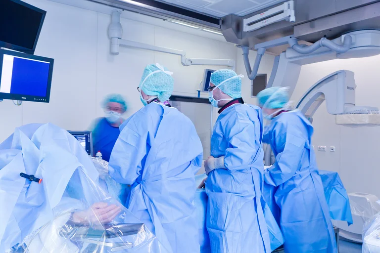 Die Klinik für Gefäßchirurgie des Marien Hospital Witten verfügt über einen hochmodernen Hybrid-Operationssaal. 