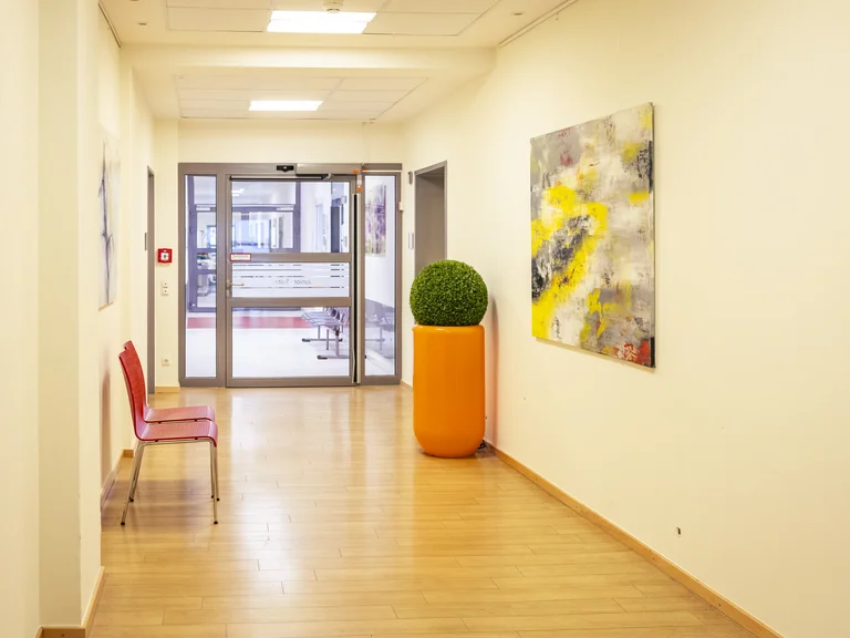 Flur der Wahlleistungsstation der Geburtshilfe des Marien Hospital Witten für Eltern nach der Geburt.