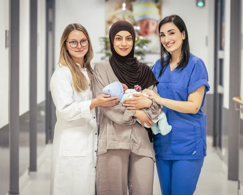 Mutter Canan Bartu mit ihrem Sohn Musa (m.), Hebamme Sofia Pina Catanzaro (r.) und Assistenzärztin Celina Dieckmann (l.) aus der Klinik für Frauenheilkunde und Geburtshilfe des Marien Hospital Witten.
