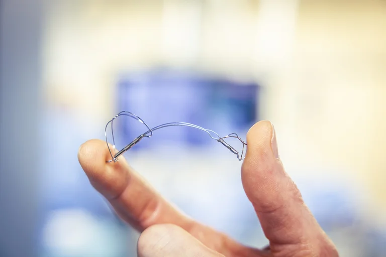 Die Mitralklappen-Ringraffung ist ein minimal-invasiver Eingriff zur Verfügung, bei dem die Öffnung (der Ring) der Mitralklappen durch eine kleine Metallspange wieder verkleinert wird.