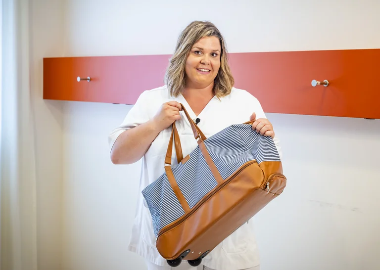 Hebamme mit Tasche für den Kreißsaal