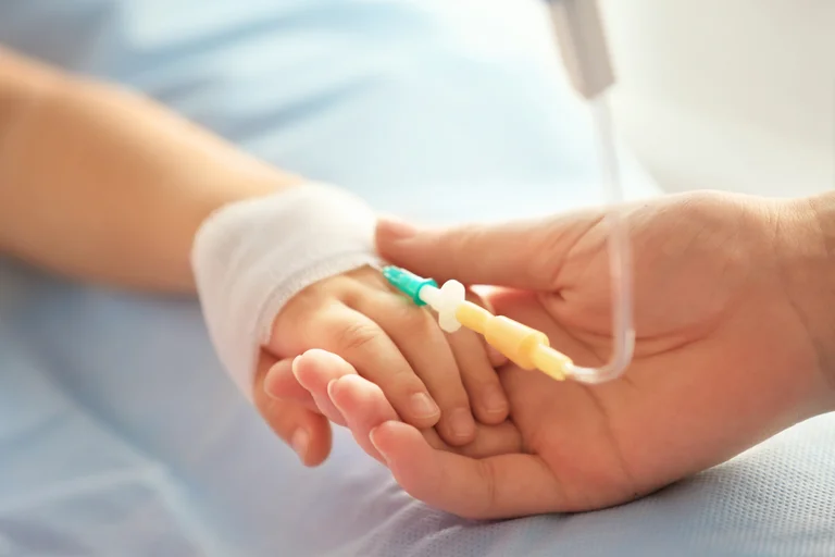 Kind mit Venenkatheter für die Nährstoffzufuhr beim Kurzdarmsyndrom