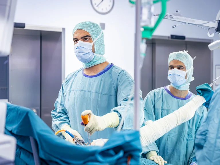 Arthroskopische Operation zur Behandlung einer Rotatorenmanschettenruptur