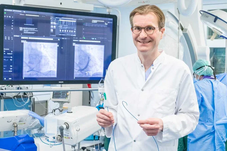 Eine Herzkatheteruntersuchung kommt beispielsweise bei einem Herzinfarkt oder bei Vorhofflimmern zum Einsatz.