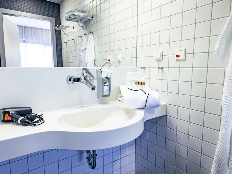 Besondere Ausstattung der Wahlleistungsbadezimmer im Marien Hospital Witten: Föhn, Bademantel, Handtücher und Kosmetik-Set.