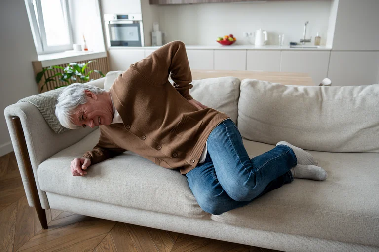 Mann mit Rückenschmerzen infolge einer Spinalkanalstenose