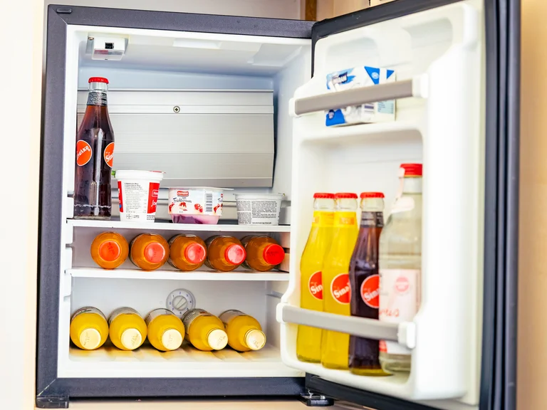 Kühlschrank mit Getränkeauswahl und Joghurt.