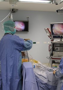 Prof. Dr. med. Sebastian Rütten im OP