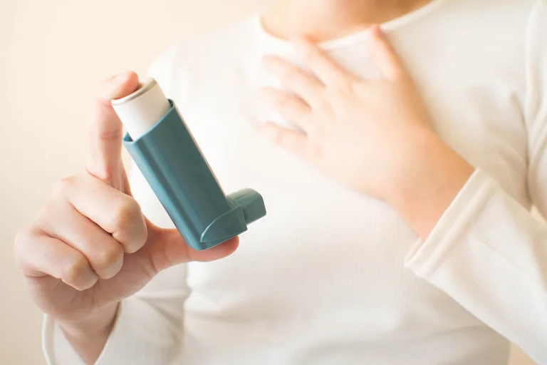 Behandlung von Asthma: mit Medikamenten und Lungensprays 