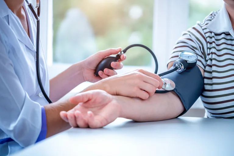 Wird bei einem Erwachsenen mehrmals ein Blutdruck über 140 / 90mmHg gemessen, spricht man von Bluthochdruck.
