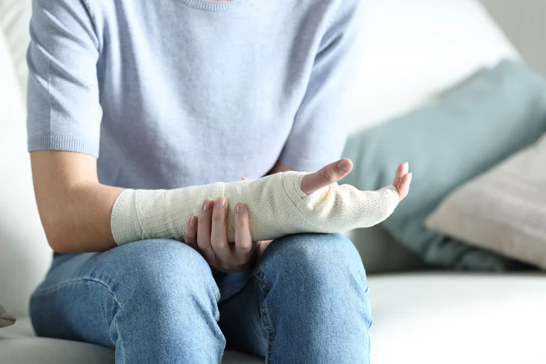Person mit gebrochenem Handgelenk