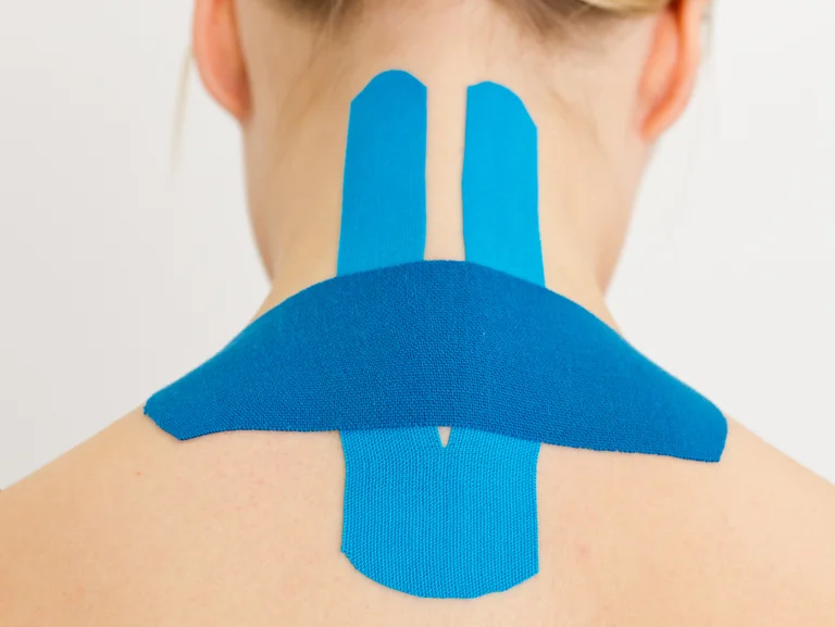 Person mit Kinesiotape im Nacken