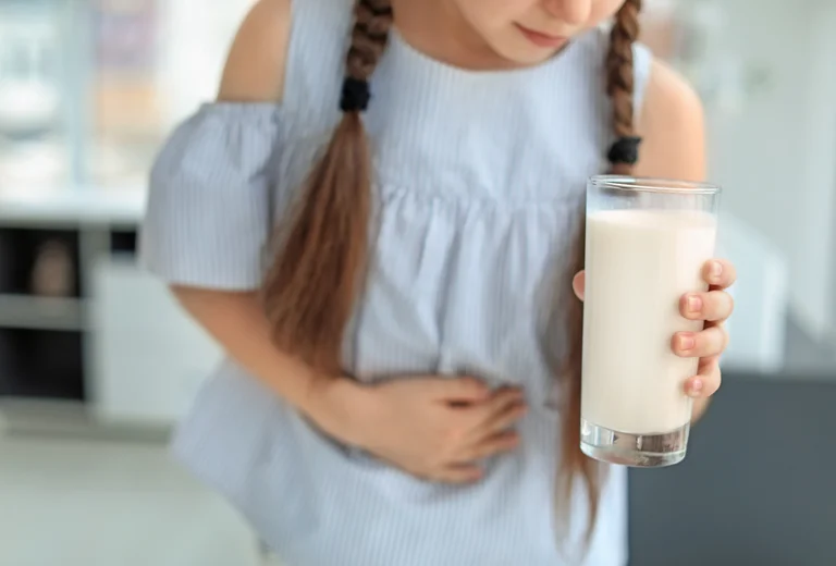 Mädchen hat nach dem Verzehr von Milch Bauchschmerzen