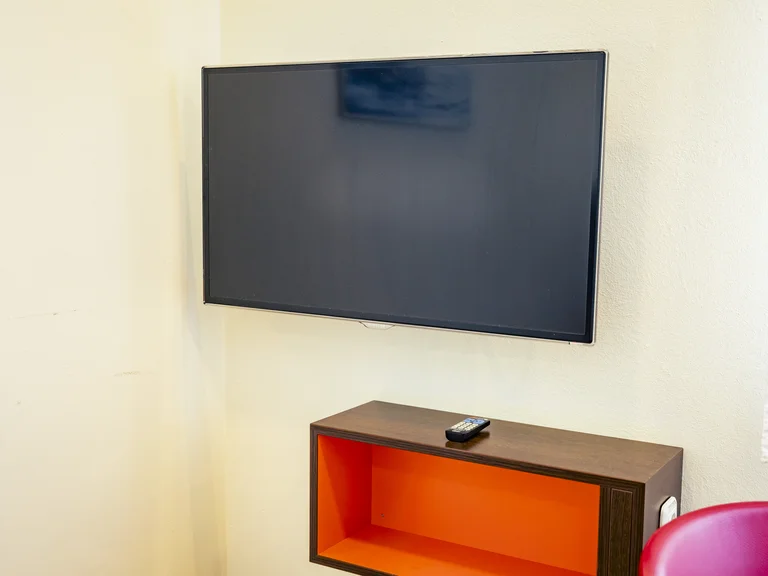 Flachbildfernseher in einer Junior Suite des Marien Hospital Witten.