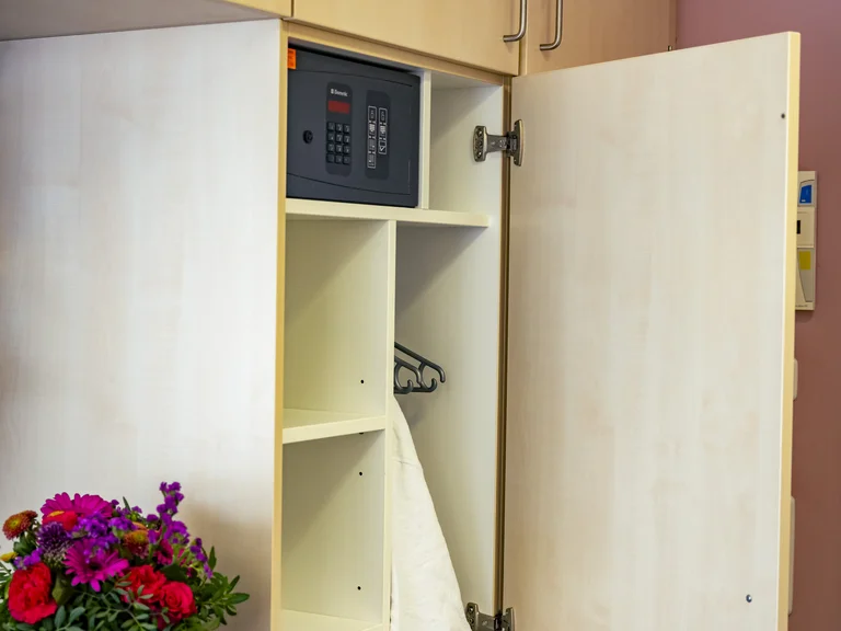 Kleiderschrank mit Safe für Wertgegenstände von Wahlleistungspatienten des Marien Hospital Witten.