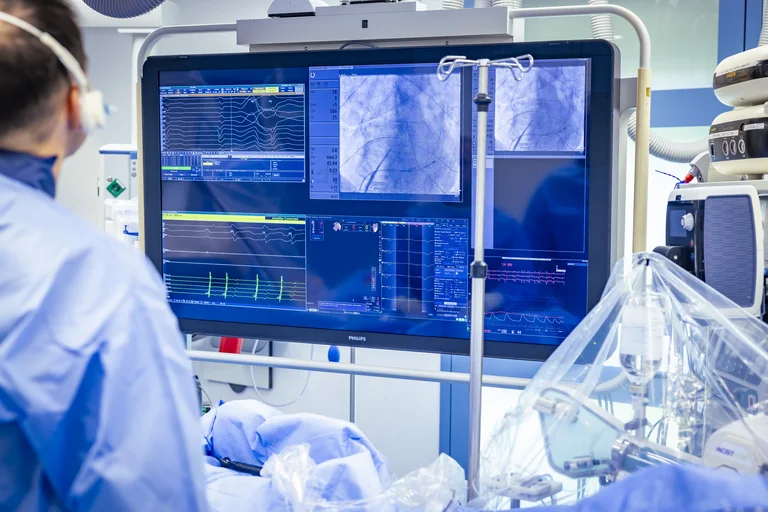 Bei der Elektrophysiologie handelt es sich um ein Spezialgebiet der Kardiologie, welches sich mit der Analyse und Behandlung von Herzrhythmusstörungen beschäftigt.