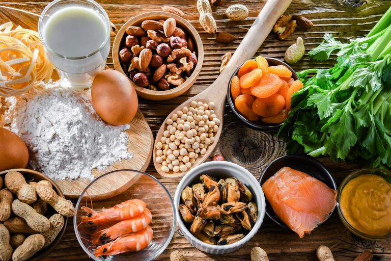 Lebensmittel, die häufig Allergene enthalten, wie Nüsse, Mehl, Eier, Soja, Schalentieren und Fisch, die bei Lebensmittelunverträglichkeiten berücksichtigt werden müssen.