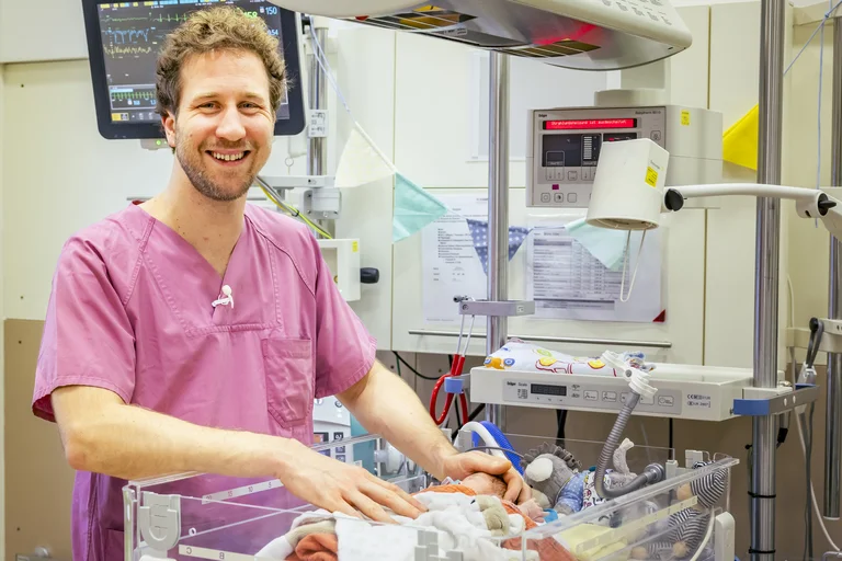 Arzt untersucht ein Frühgeborenes Baby im Krankenhaus.